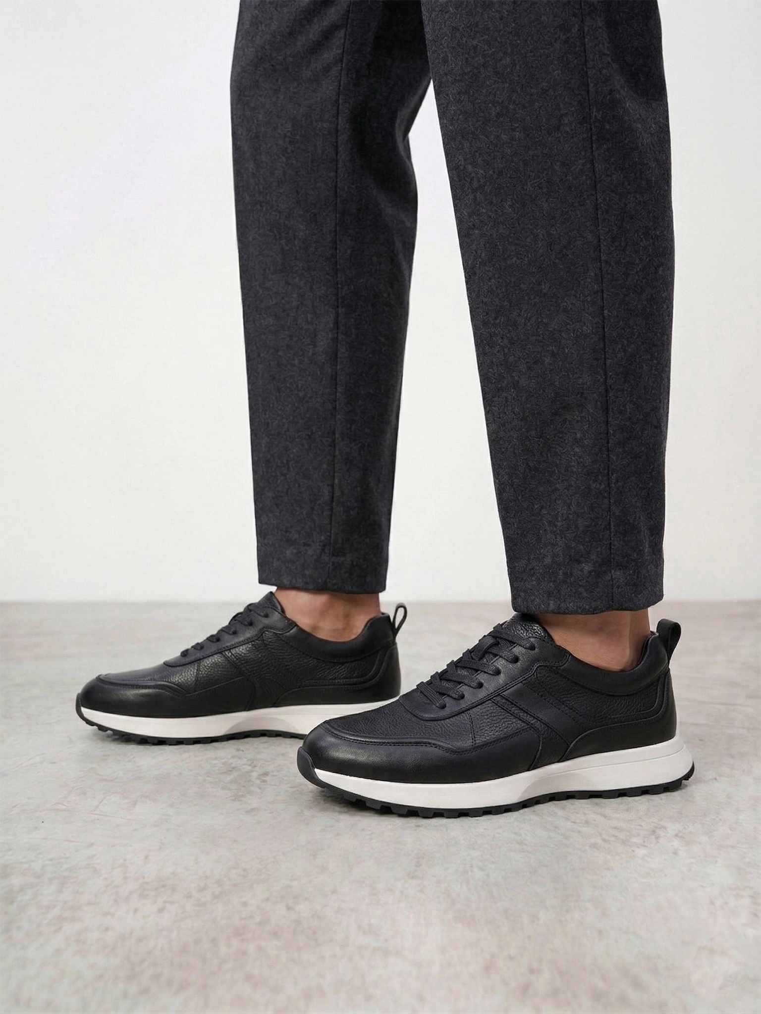 Кроссовки черного цвета на средней контрастной подошве